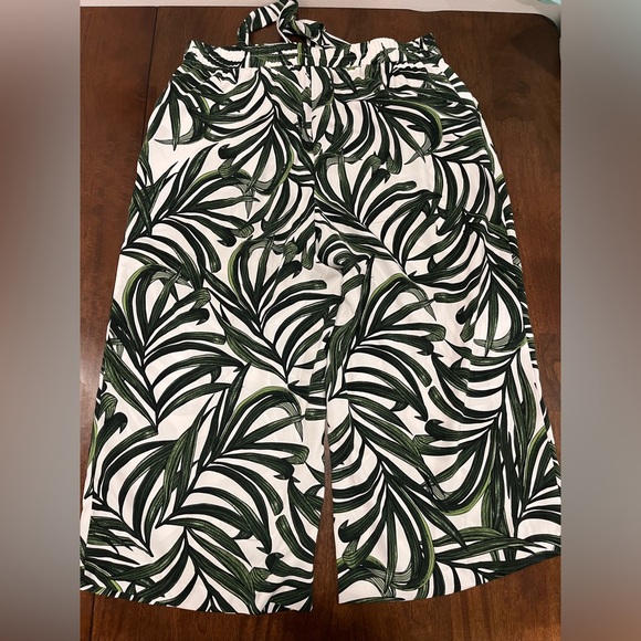 White and Green leaf print pants 3/4 length - Picture 3 of 3